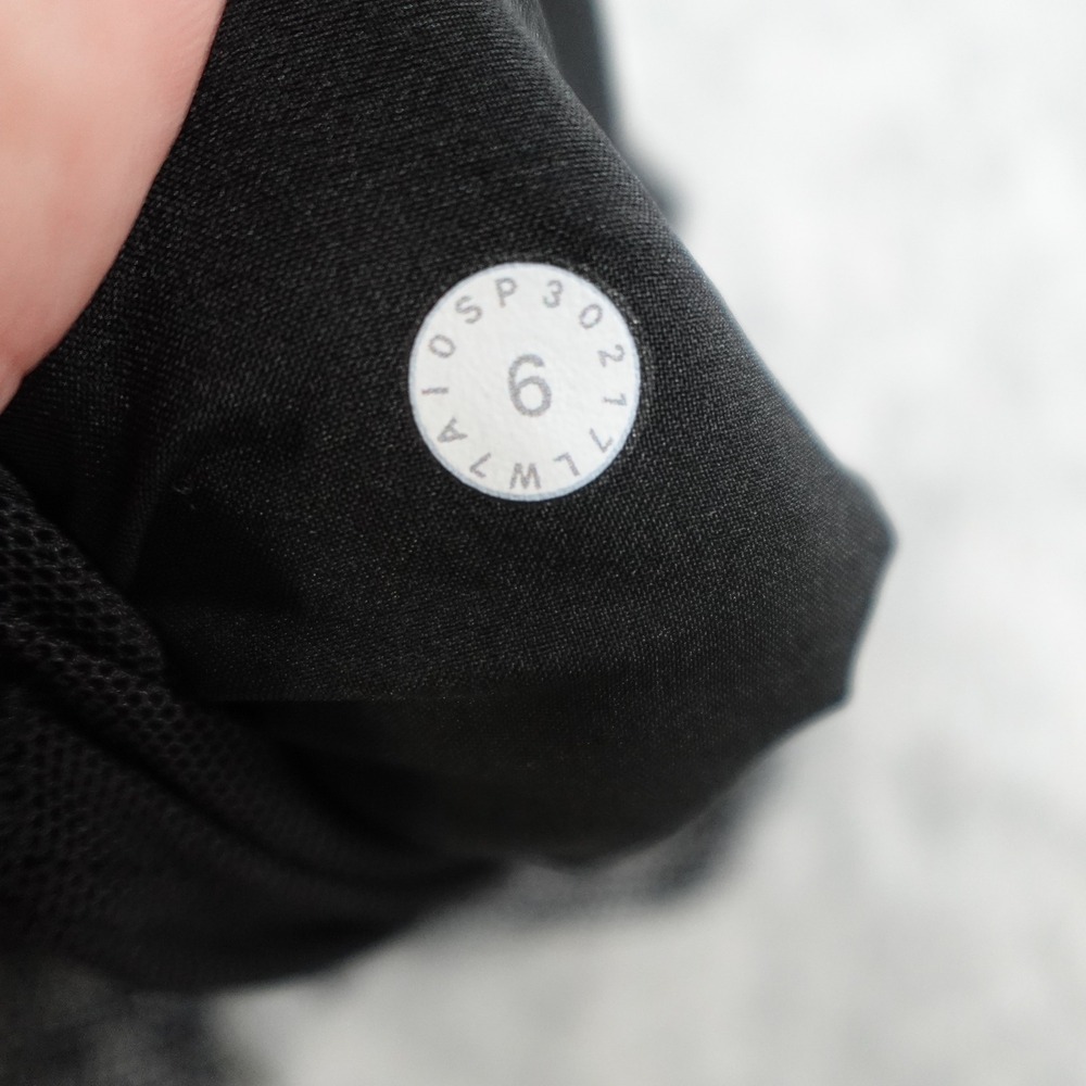 Lululemon Short Women 6 Black White Soundwave On The Fly 2.5" Athleisure Gym - Picture 7 of 10